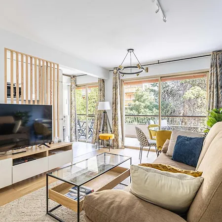 Le Fleuri Avec Terrasse, A Cote Du Martinez, Ideal Pour Un Sejour Apartman