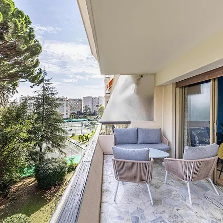 Apartman Le Fleuri Avec Terrasse, A Cote Du Martinez, Ideal Pour Un Sejour