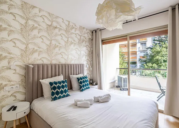 Apartment Le Fleuri Avec Terrasse, A Cote Du Martinez, Ideal Pour Un Sejour Cannes
