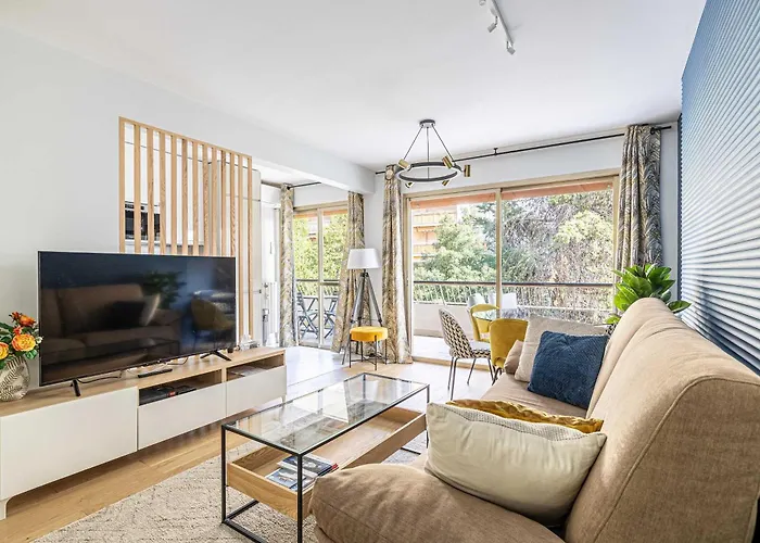 Le Fleuri Avec Terrasse, A Cote Du Martinez, Ideal Pour Un Sejour Apartment