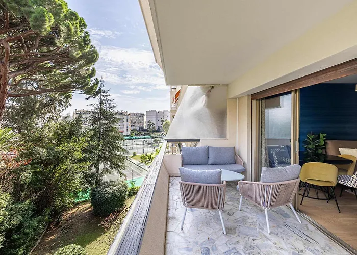 Apartment Le Fleuri Avec Terrasse, A Cote Du Martinez, Ideal Pour Un Sejour